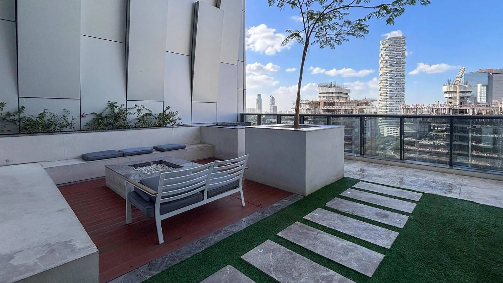 Frank Porter - Regina Tower Dubai Apartment