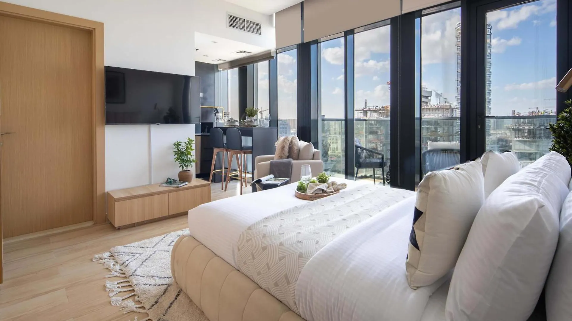 Frank Porter - Regina Tower Dubai Apartment